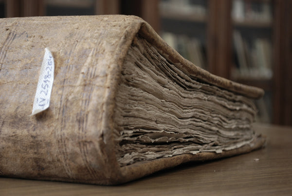 Zakurzona książka z biblioteki