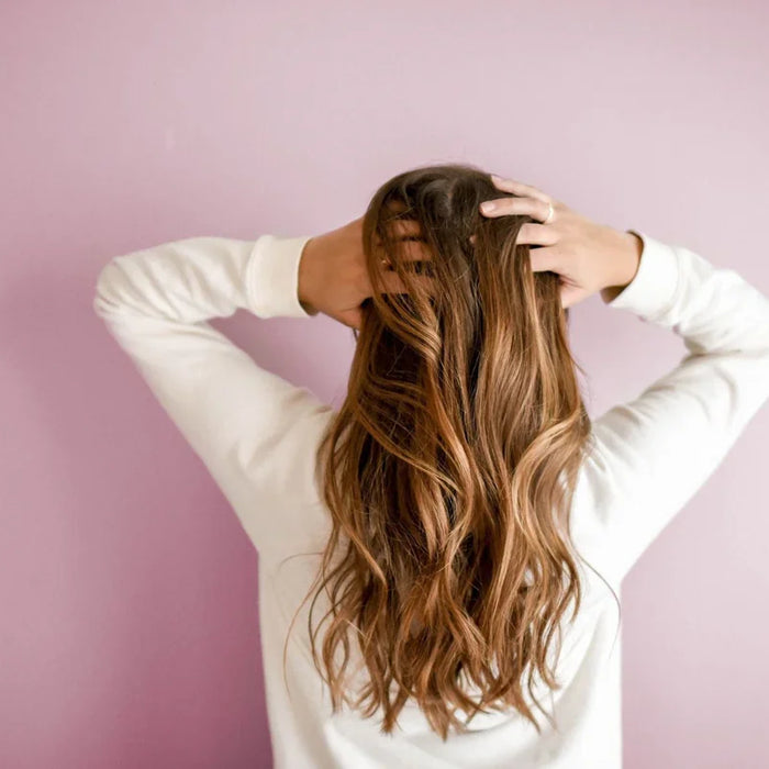 Eine Frau fasst sich in die Haare