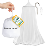 Eine Hand hält den Verpackungssack des Silberkraft Moskitonetzes. Im Hintergrund ist das aufgespannte Netz, ein Dübel und ein Wandhaken zu sehen. 